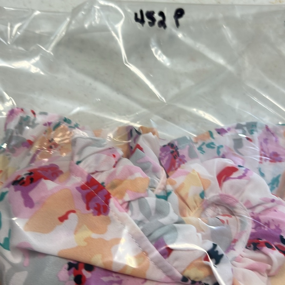 Floral Ruffle Blouse - Multicolor‎ Size L - Picture 10 of 10